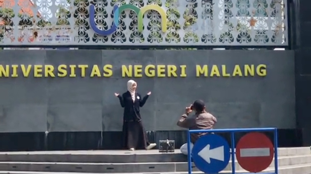 Momen Ketika Ayah Ini Fotoin Anak Perempuannya yang Jadi Mahasiswi di Depan Kampus Momen Ketika Ayah Ini Fotoin Anak Perempuannya yang Jadi Mahasiswi di Depan Kampus