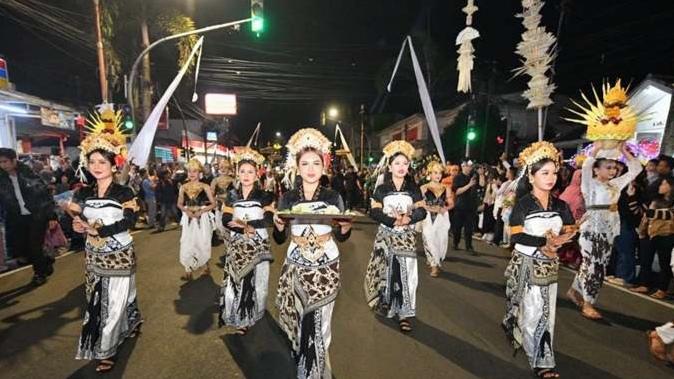 Kirab Budaya Milangkala Tatar Sunda di Bandung “Mahkota Ajeg Ki Sunda” Kirab Budaya Milangkala Tatar Sunda di Bandung “Mahkota Ajeg Ki Sunda”