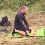 Bikin Adem! Pendaki Asal Jerman Ini Khusyuk Salat di Jalur Puncak Rinjani