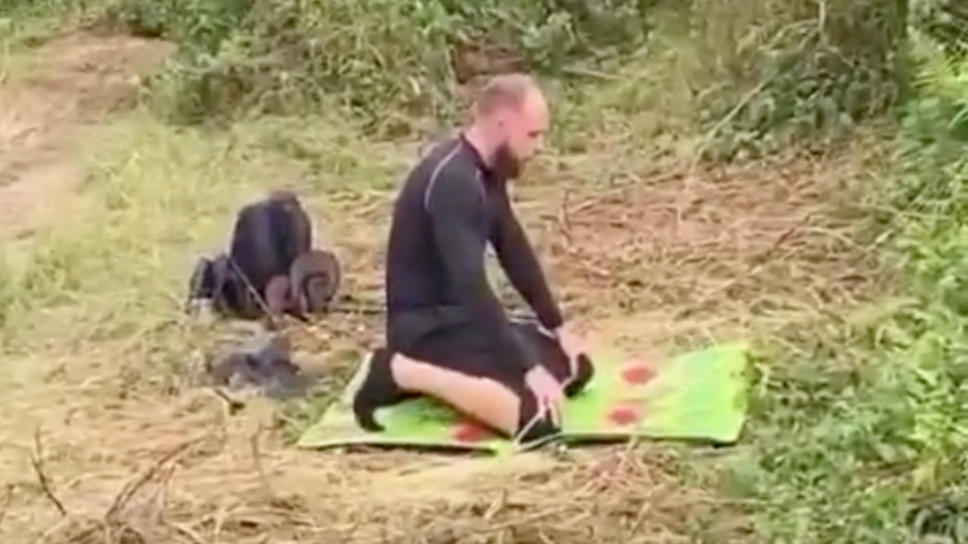 Bikin Adem! Pendaki Asal Jerman Ini Khusyuk Salat di Jalur Puncak Rinjani Bikin Adem! Pendaki Asal Jerman Ini Khusyuk Salat di Jalur Puncak Rinjani