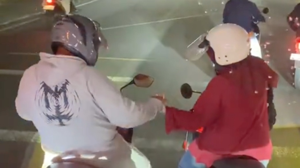 Momen Ketika Ibu-ibu Satu Bus Heboh Saat Lihat Kemesraan Pemotor di Lampu Merah Yogyakarta Momen Ketika Ibu-ibu Satu Bus Heboh Saat Lihat Kemesraan Pemotor di Lampu Merah Yogyakarta