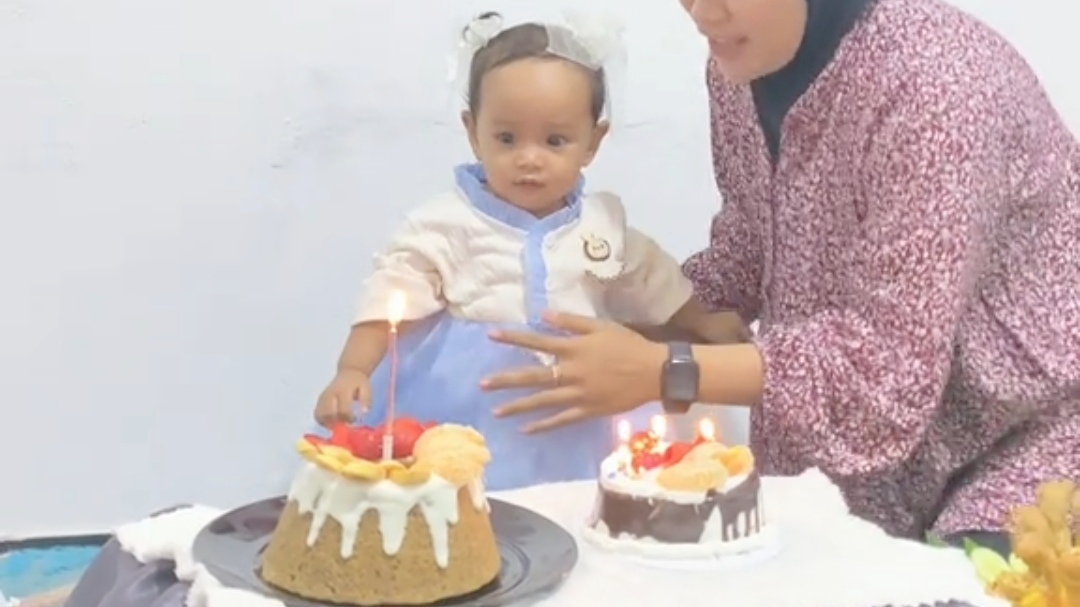 Anak Ini Sangat Pintar Berekspresi Terharu Saat Diberi Surprise Ulang Tahun Ke-1 Anak Ini Sangat Pintar Berekspresi Terharu Saat Diberi Surprise Ulang Tahun Ke-1