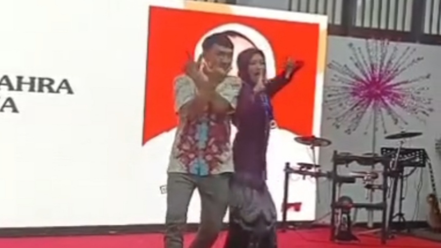 Momen Ketika Anak Ini Wisuda SMA Dikira Didampingi Kakaknya, MC Kaget Ternyata Ayahnya Momen Ketika Anak Ini Wisuda SMA Dikira Didampingi Kakaknya, MC Kaget Ternyata Ayahnya
