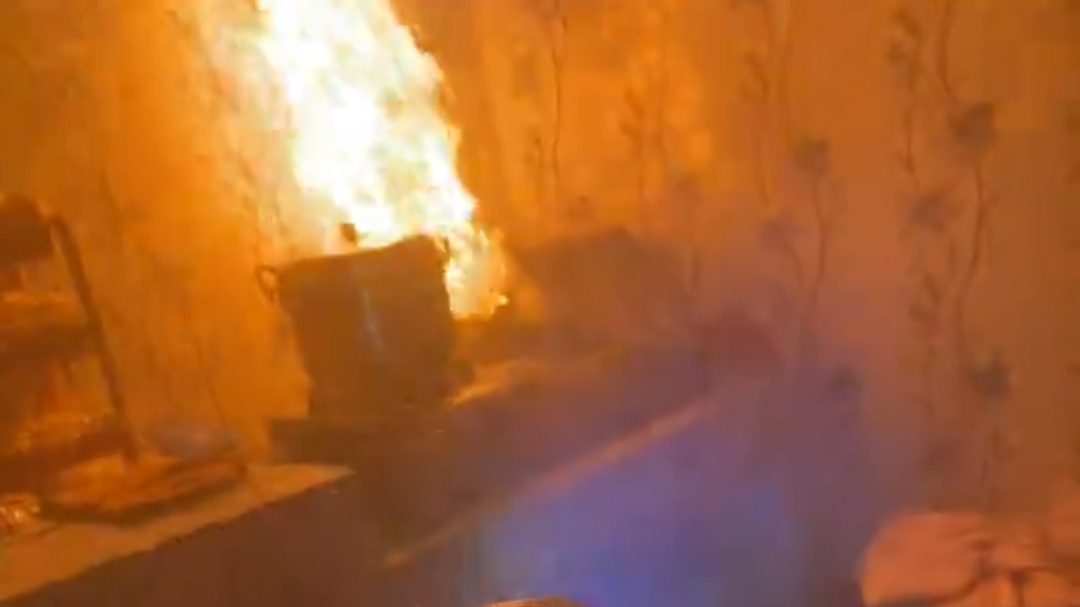 Momen Heroik Pria Fotografer Ini Padamkan Kompor Gas Terbakar, Tuai Pujian Warganet Momen Heroik Pria Fotografer Ini Padamkan Kompor Gas Terbakar, Tuai Pujian Warganet