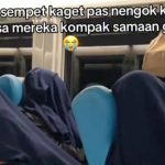 Momen Ketika Para Penumpang Kereta Api Ini Kompak Pakai Selimut hingga Tutupi Kepala