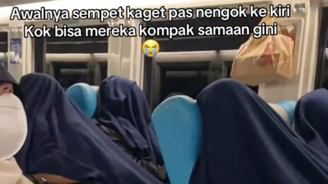 Momen Ketika Para Penumpang Kereta Api Ini Kompak Pakai Selimut hingga Tutupi Kepala Momen Ketika Para Penumpang Kereta Api Ini Kompak Pakai Selimut hingga Tutupi Kepala