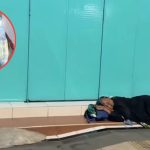 Cowok Ini Lihat Nenek-nenek Tidur Sendiri di Depan Toko, Langsung Dibelikan Makanan