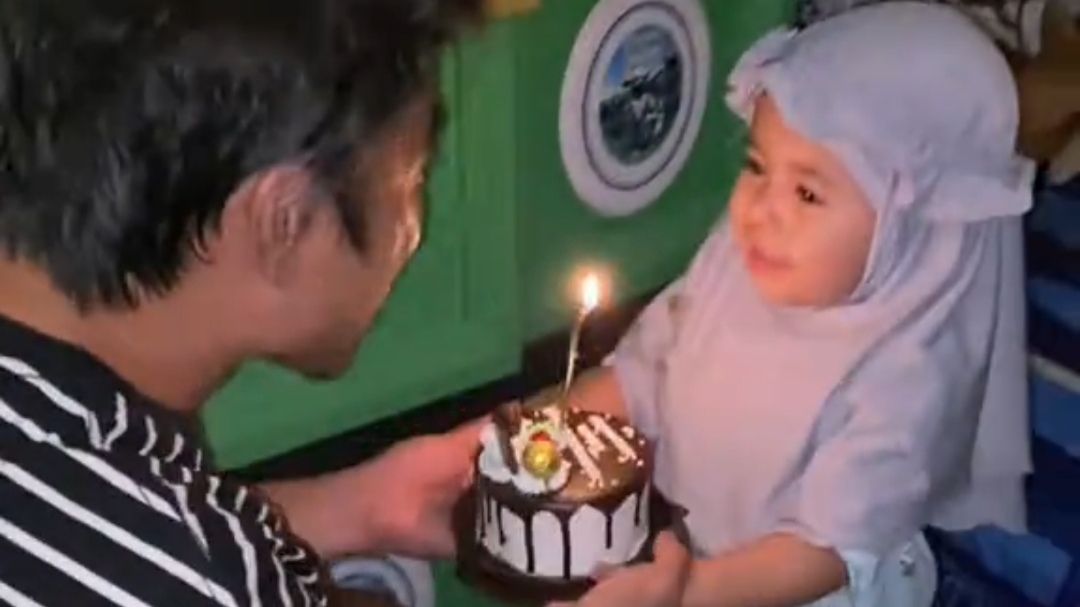Momen Bahagia Ayah Ini Diberi Kejutan Ulang Tahun oleh Putri Tercintanya Momen Bahagia Ayah Ini Diberi Kejutan Ulang Tahun oleh Putri Tercintanya