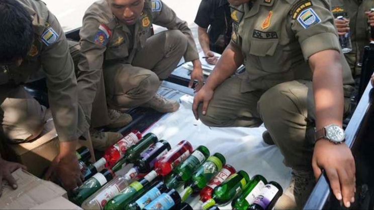 Jadi Akar Kejahatan, Penertiban Miras dan Obat Terlarang di Kota Bandung Mulai Digencarkan Jadi Akar Kejahatan, Penertiban Miras dan Obat Terlarang di Kota Bandung Mulai Digencarkan