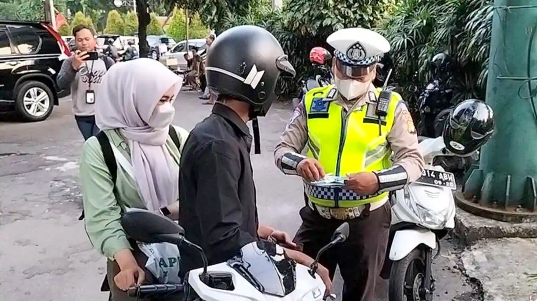 SIM Ketinggalan Saat Ada Razia? Tenang, Sekarang Ada SIM Digital! SIM Ketinggalan Saat Ada Razia? Tenang, Sekarang Ada SIM Digital!