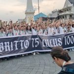 Sekolah Ini Rayakan Kelulusan dengan Pungut Sampah dan Bagi-bagi Sembako