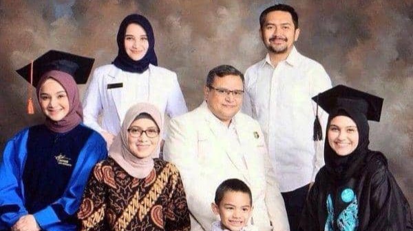 6 Artis yang Orang Tuanya Berprofesi sebagai Dokter dan Anaknya Pilih Jalan Berbeda 6 Artis yang Orang Tuanya Berprofesi sebagai Dokter dan Anaknya Pilih Jalan Berbeda
