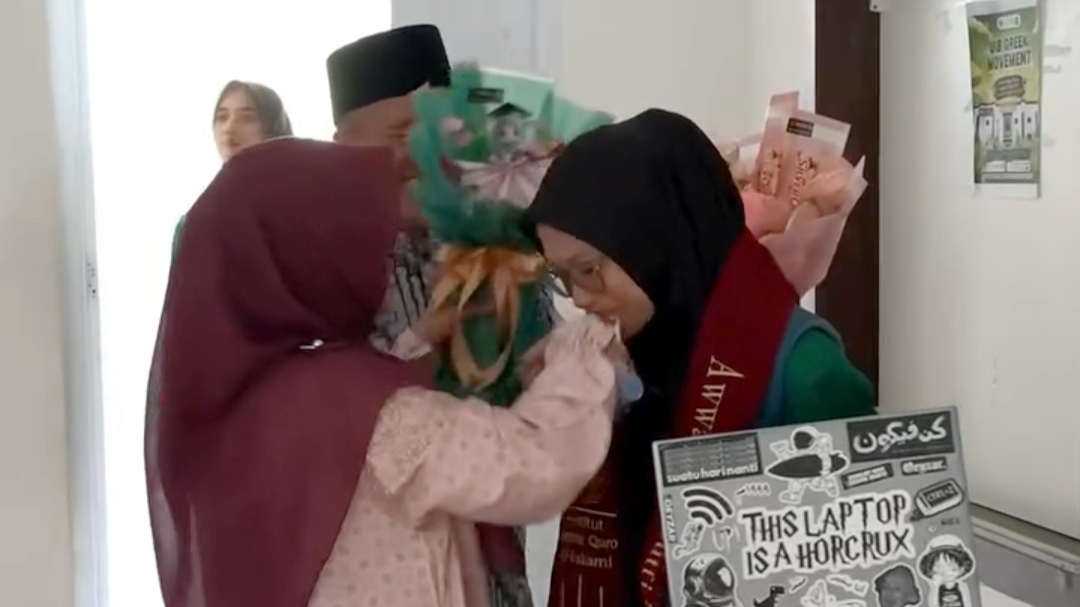 Momen Haru Mahasiswi Ini Usai Sidang Disambut dengan Pelukan Orang Tua Momen Haru Mahasiswi Ini Usai Sidang Disambut dengan Pelukan Orang Tua