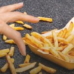 Mitos Makanan yang Jatuh Menurut Kacamata Sains, Belum Lima Menit!