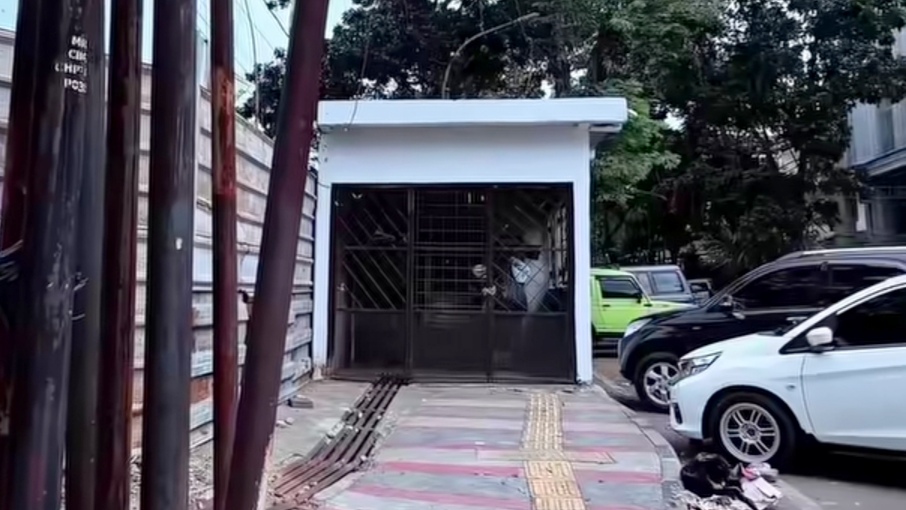 Bangunan Liar di Trotoar Jalan Ambon Kota Bandung Dibongkar Bangunan Liar di Trotoar Jalan Ambon Kota Bandung Dibongkar