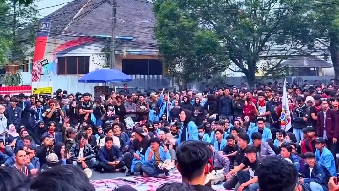 Hari Ini Aliansi BEM Se-Jabar Gelar Aksi “Indonesia Darurat” di Depan Gedung DPRD Jabar Hari Ini Aliansi BEM Se-Jabar Gelar Aksi “Indonesia Darurat” di Depan Gedung DPRD Jabar