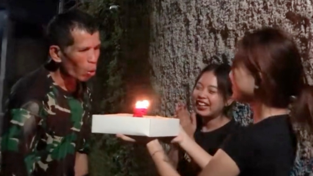 Momen Haru Cewek Ini Kasih Kejutan Ulang Tahun Ayahnya dengan Prank Kecelakaan Momen Haru Cewek Ini Kasih Kejutan Ulang Tahun Ayahnya dengan Prank Kecelakaan