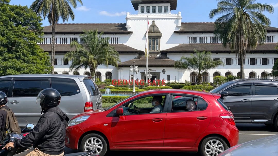 Dinamika Jumlah Kendaraan Bermotor yang Terdaftar di Jawa Barat dan Kota Bandung