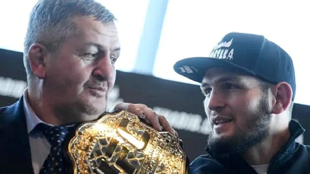 Khabib Nurmagomedov, Pria Terkuat di Oktagon yang Tetap Takut kepada Ayahnya Khabib Nurmagomedov, Pria Terkuat di Oktagon yang Tetap Takut kepada Ayahnya