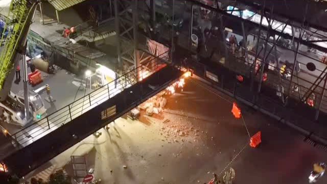 Demi Proyek BRT, JPO di Terminal Cicaheum Dibongkar Saat Malam Hari