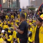 Ayah Ini Temani Putrinya Demo, Kenang Masa Muda Turun ke Jalan