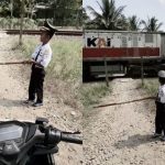 Tak Ada Palang, Anak Kecil Berpakaian Masinis Ini Halau Pemotor Pakai Kayu Seadanya