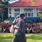 Momen Haru Ayah Ini Temani Anaknya Maju ke Depan Saat Jadi Juara Kelas