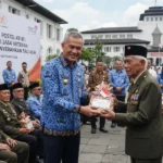 Hari Bhakti Postel 81 di Bandung, Wamenkomdigi Serahkan Tali Asih kepada Veteran