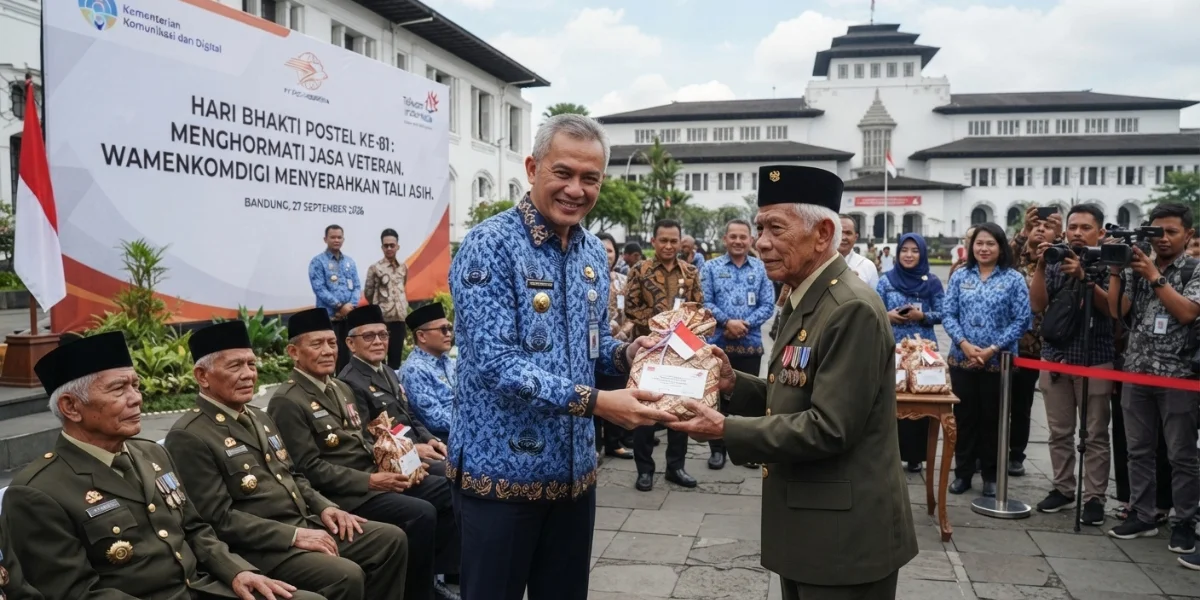Hari Bhakti Postel 81 di Bandung, Wamenkomdigi Serahkan Tali Asih kepada Veteran