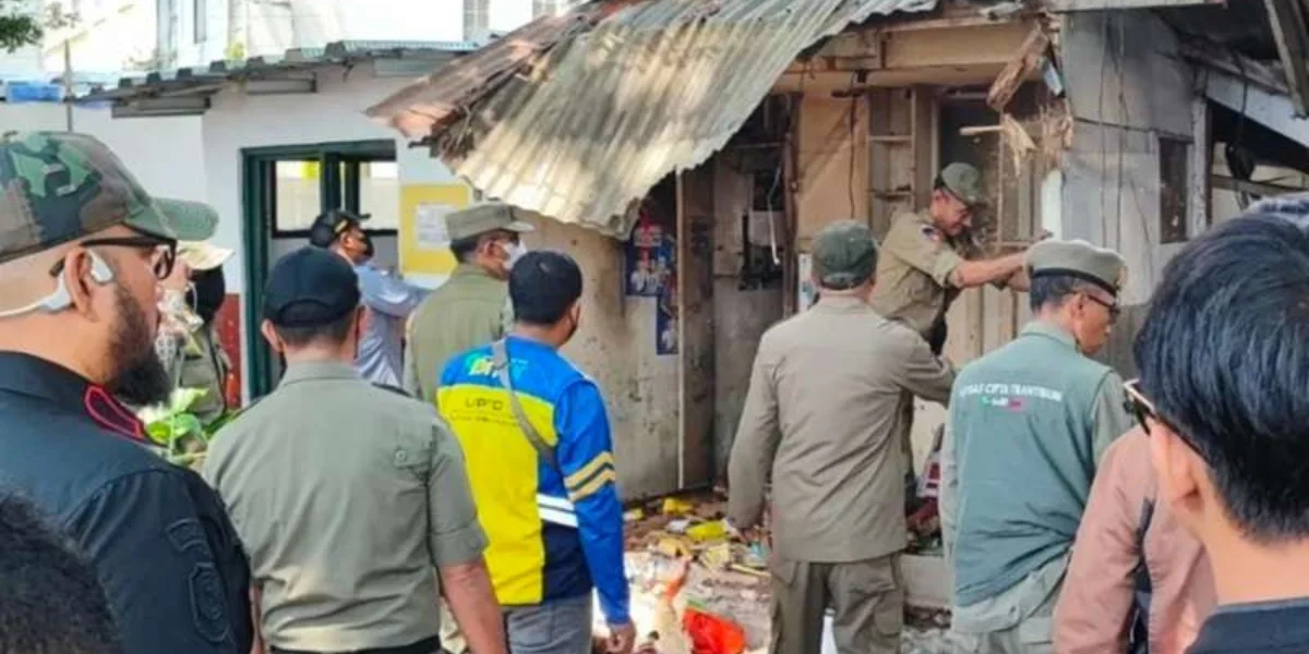 Satpol PP Jabar Tertibkan 84 Bangunan Tak Berizin di Jl Cihampelas Bandung Satpol PP Jabar Tertibkan 84 Bangunan Tak Berizin di Jl Cihampelas Bandung