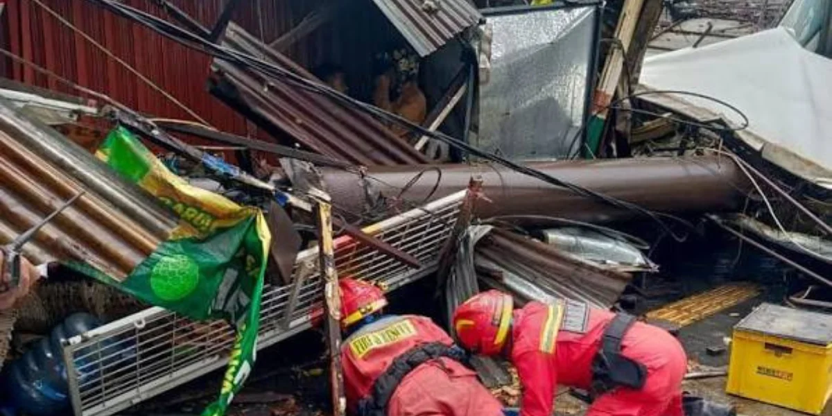 Reklame Roboh di Bandung Timpa 3 Bangunan, Tim Gabungan Bergerak Evakuasi Reklame Roboh di Bandung Timpa 3 Bangunan, Tim Gabungan Bergerak Evakuasi