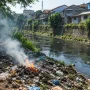 Hampir Tiap Pagi Bakar Sampah di Tepi Sungai, Warga Gedebage Mengeluh