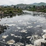 Sungai di Bandung Barat Berubah Hitam dan Berbusa, Aroma Menyengat Tercium di Sekitar Aliran