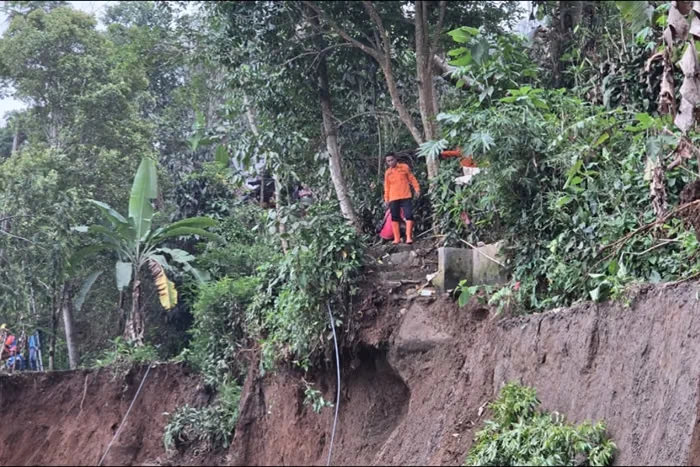 Longsor Ancam Permukiman di Cisarua Bandung Barat, Warga Mulai Mengungsi